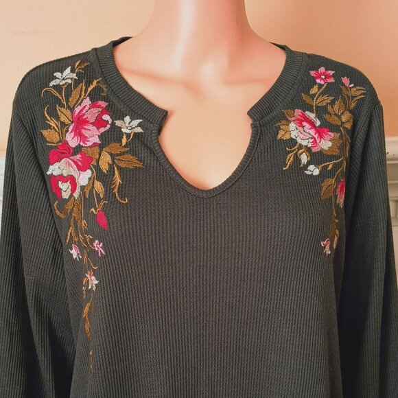 Bloomchic Waffle Knit Top 14-16 Gray Embroidered Floral Split Neck Long Sleeved - Picture 2 of 8
